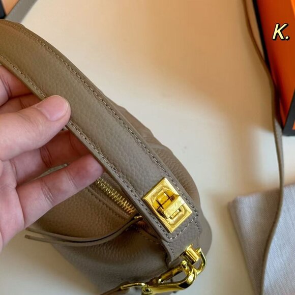 Classic Hermes Bag: A Stylish and Versatile Choice for Elegance - Picture 9 of 10